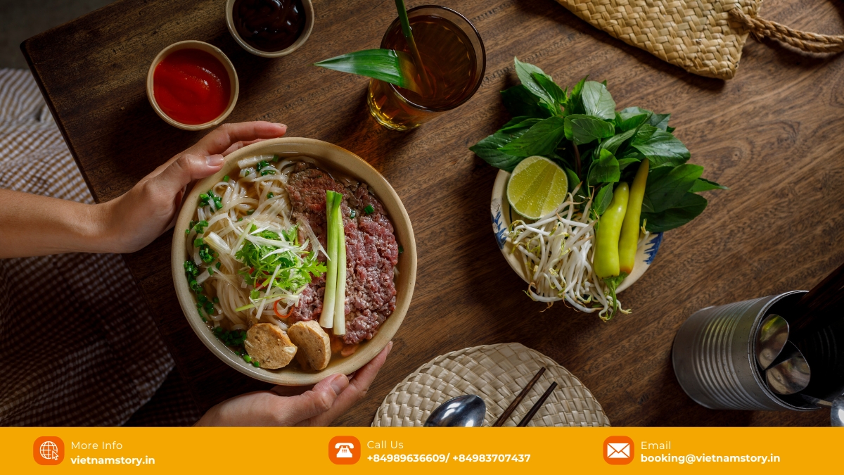 Side by side comparison of Northern and Southern Vietnamese Pho bowls. Side by side comparison of Northern and Southern Vietnamese Pho bowls.