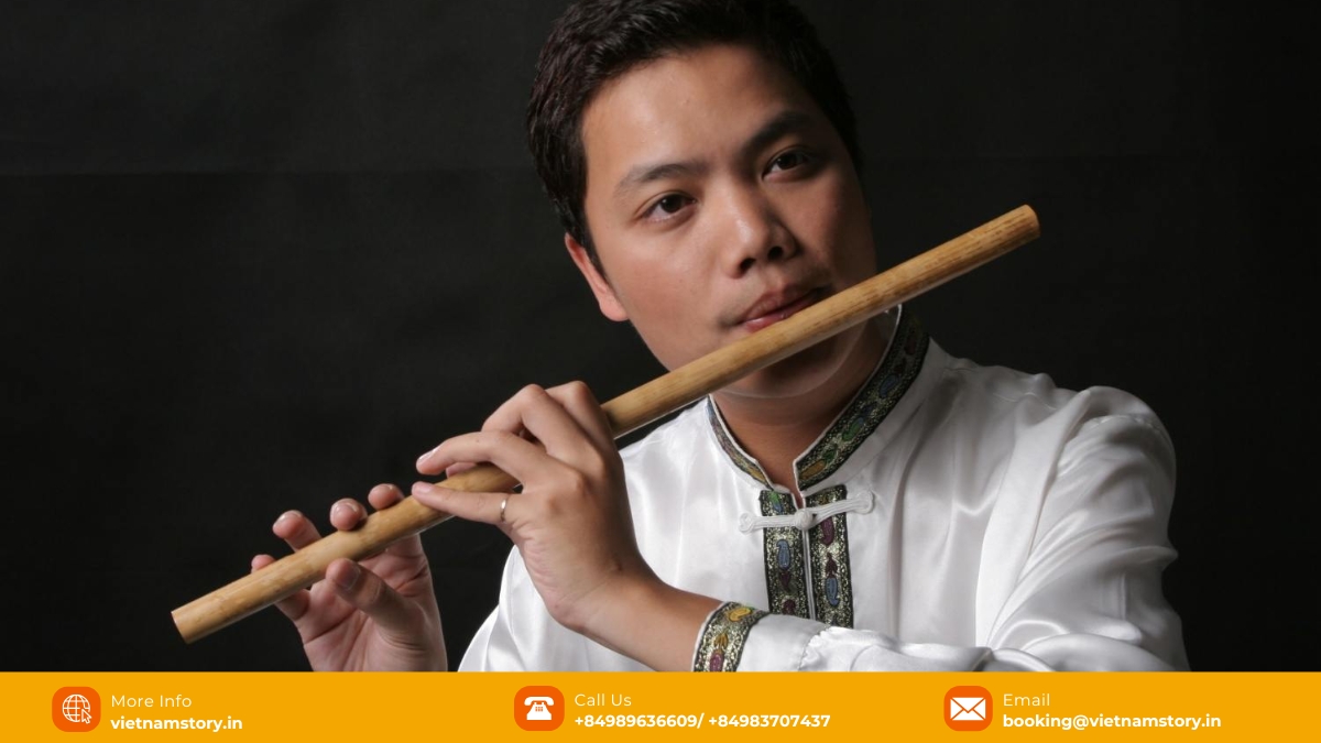 15 Amazing Traditional Vietnamese Instruments: Echoes of the Past 5 The Sáo Trúc, a common traditional Vietnamese bamboo flute, played horizontally.