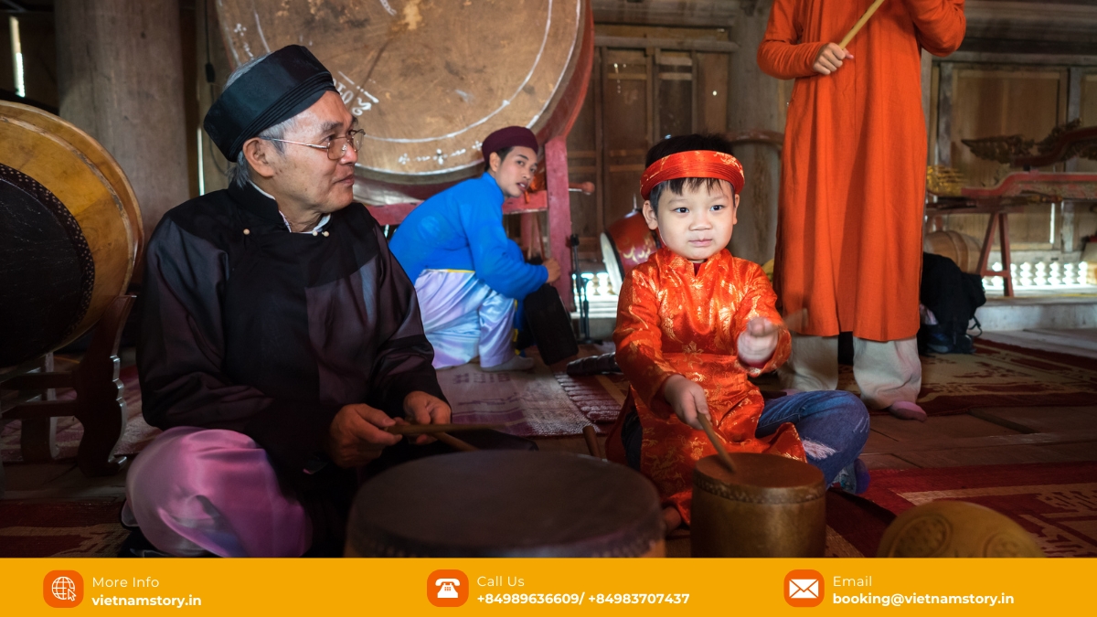 15 Amazing Traditional Vietnamese Instruments: Echoes of the Past 3 Examples of Vietnamese wind instruments like the Sáo Trúc bamboo flute.