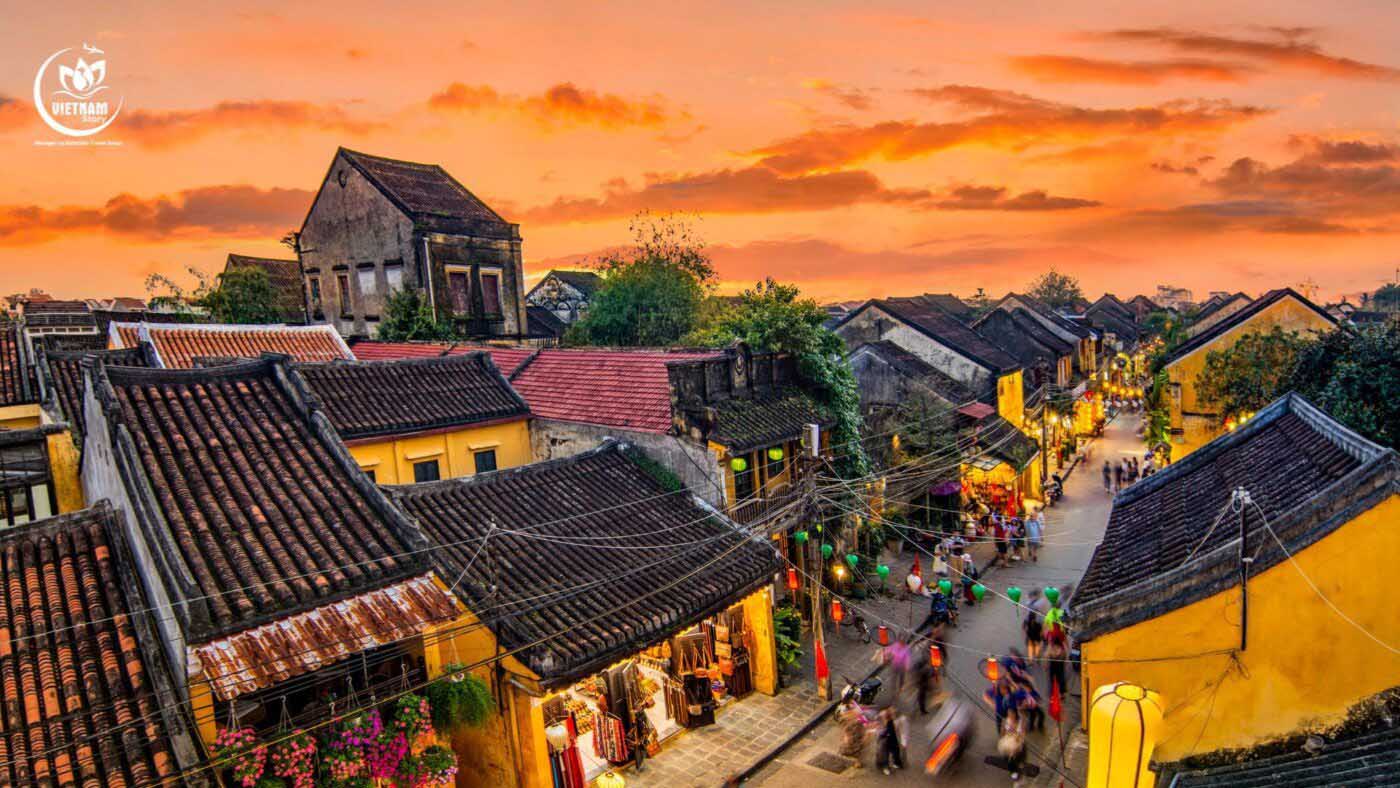 Enjoy the beautiful sunset in Hoi An ancient town