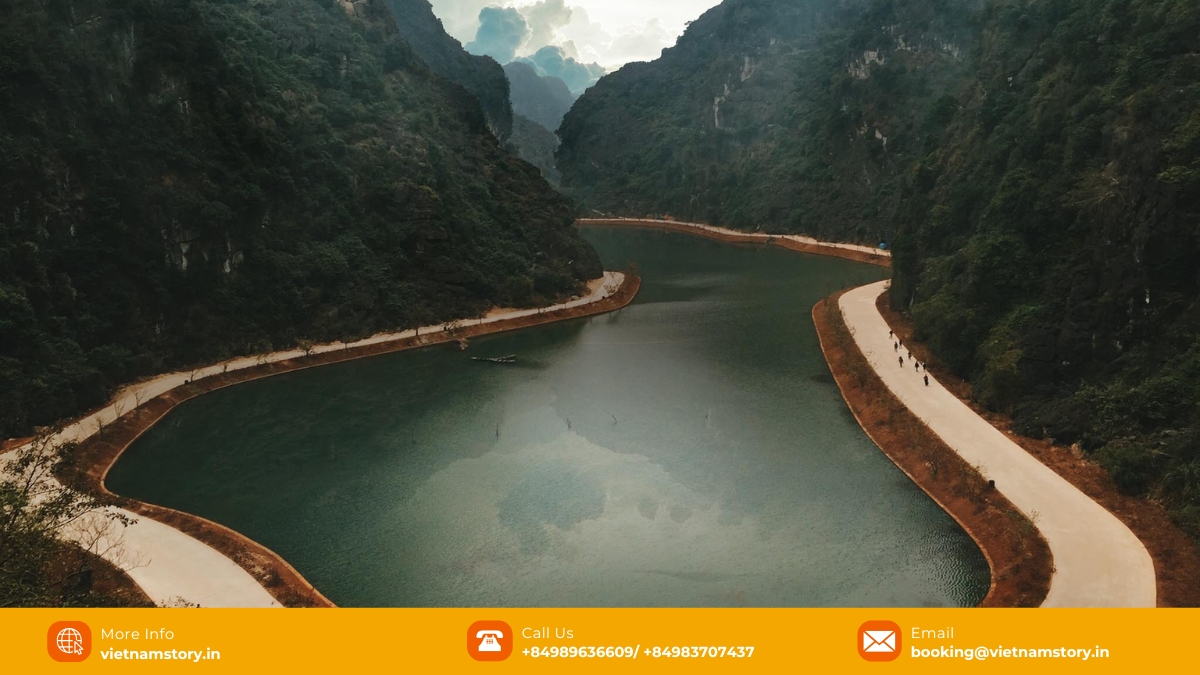 Am Tien Cave is a promising destination in Hoa Lu, Ninh Binh, Vietnam Am Tien Cave is a promising destination in Hoa Lu, Ninh Binh, Vietnam