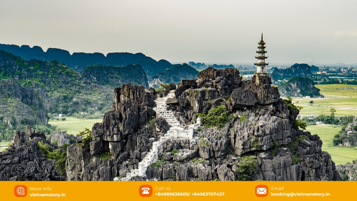 Ninh Binh or Sapa: Which is better for your unforgettable Vietnamese journey? 4 The panoramic Hang Mua viewpoint from the peak