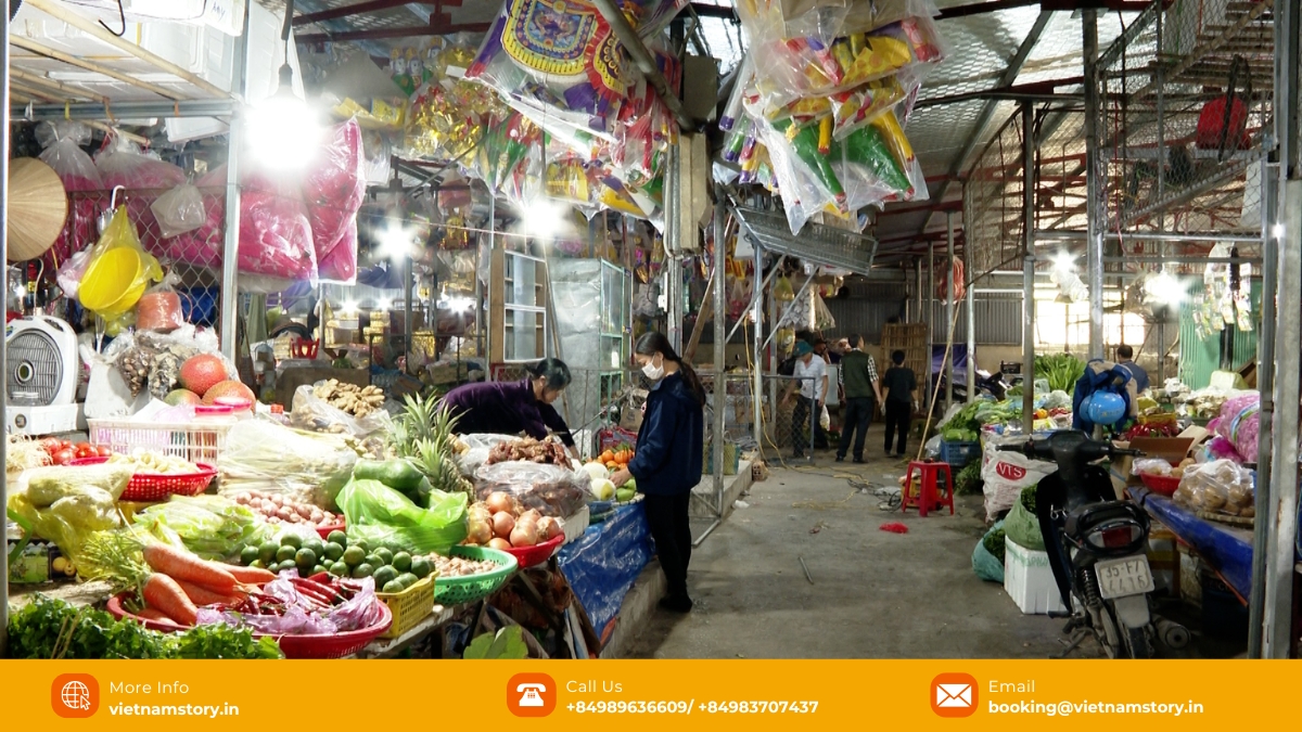 The main Ninh Binh market provides necessities for daily lives during the daytime. The main Ninh Binh market provides necessities for daily lives during the daytime.